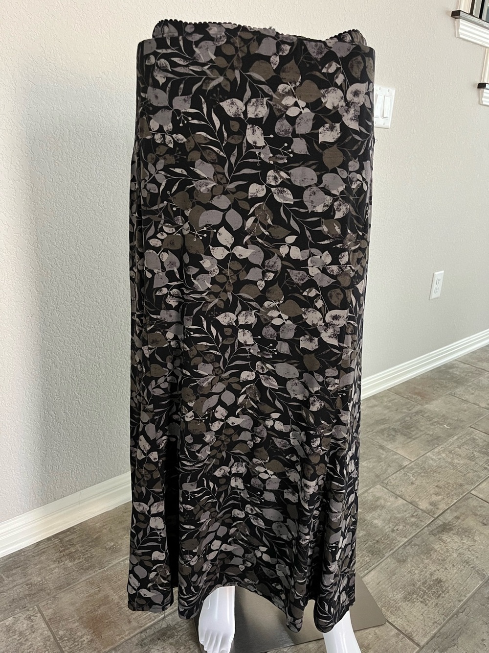 J. Jill Black Maxi Skirt with Gray Leaf Print